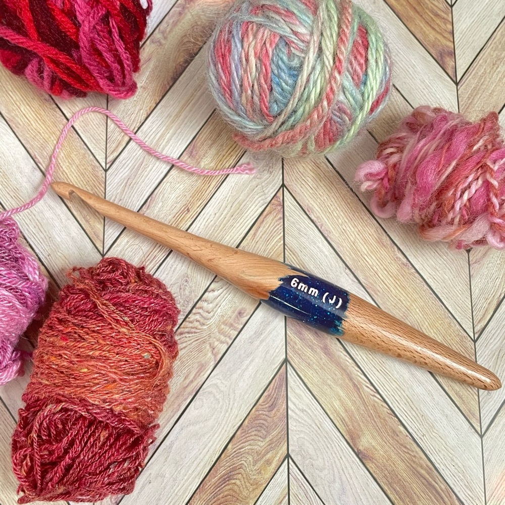 Ommi crochet hook wood and blue resin size 6 mm